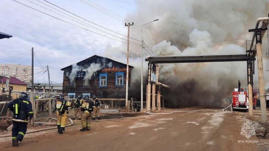 Два человека погибли в горящем доме в Якутске – тушение огня продолжается