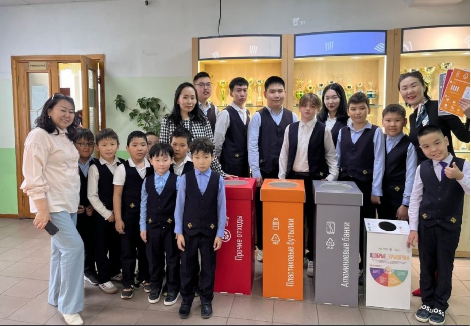 Учащимся 17-й школы Якутска передали урны для раздельного сбора мусора