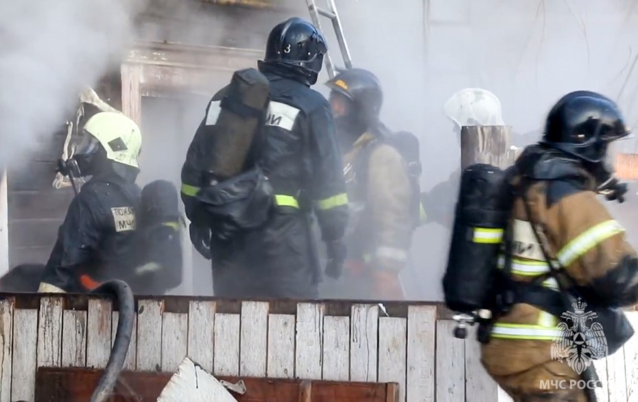 Пять человек и домашних животных спасли при пожаре в Жатае