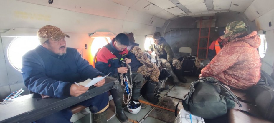 Горе-охотников пришлось эвакуировать спасателям во время паводка в Якутии