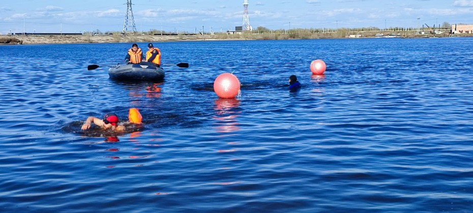 Традиционный заплыв в холодной воде провели ко Дню полярника России в Якутске