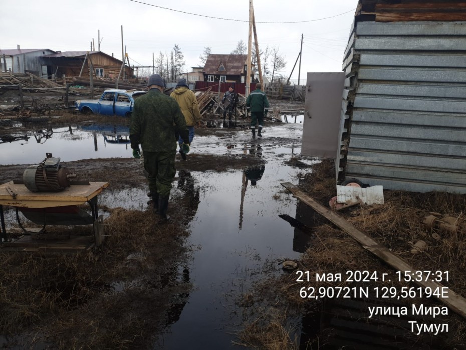 Сотрудники «Якутскэкосети» помогают устранять последствия паводка в Намском районе