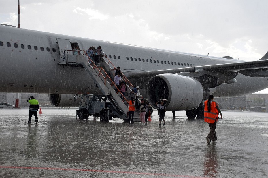 На счастье: Пассажиров первого рейса «Якутск – Сочи – Якутск» встретили дождь с градом