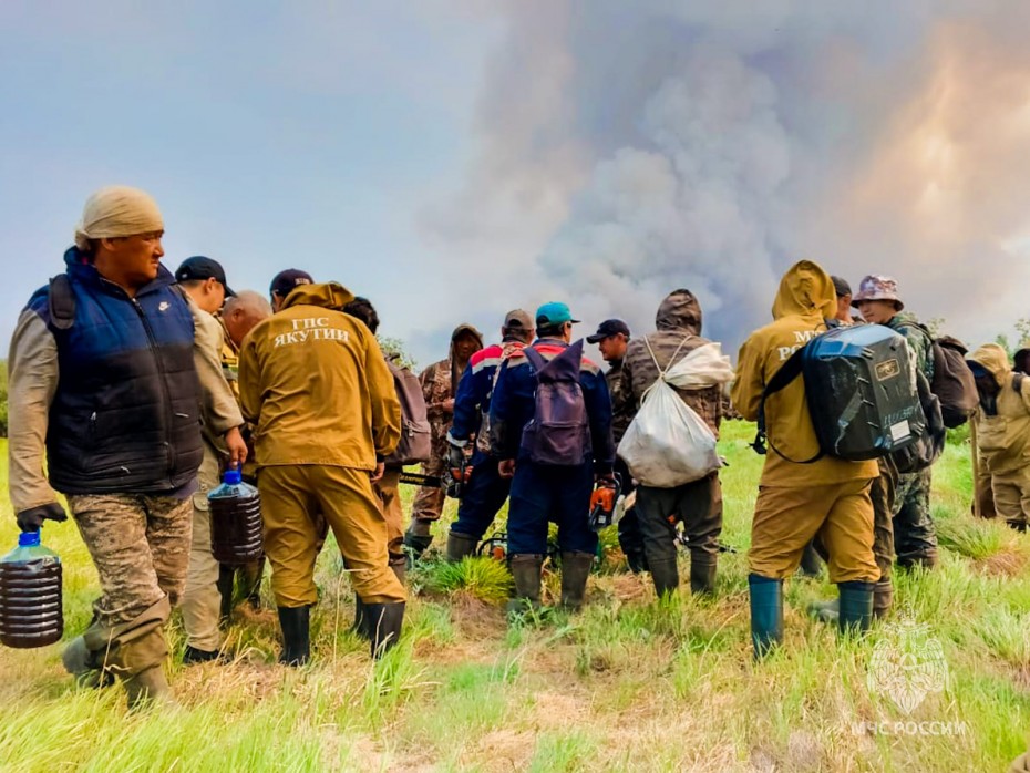 На тушение лесных пожаров в Якутии направили бойцов из Бурятии и Тюмени