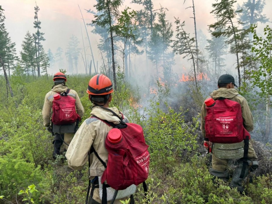 В Якутии 800 человек тушат пожары