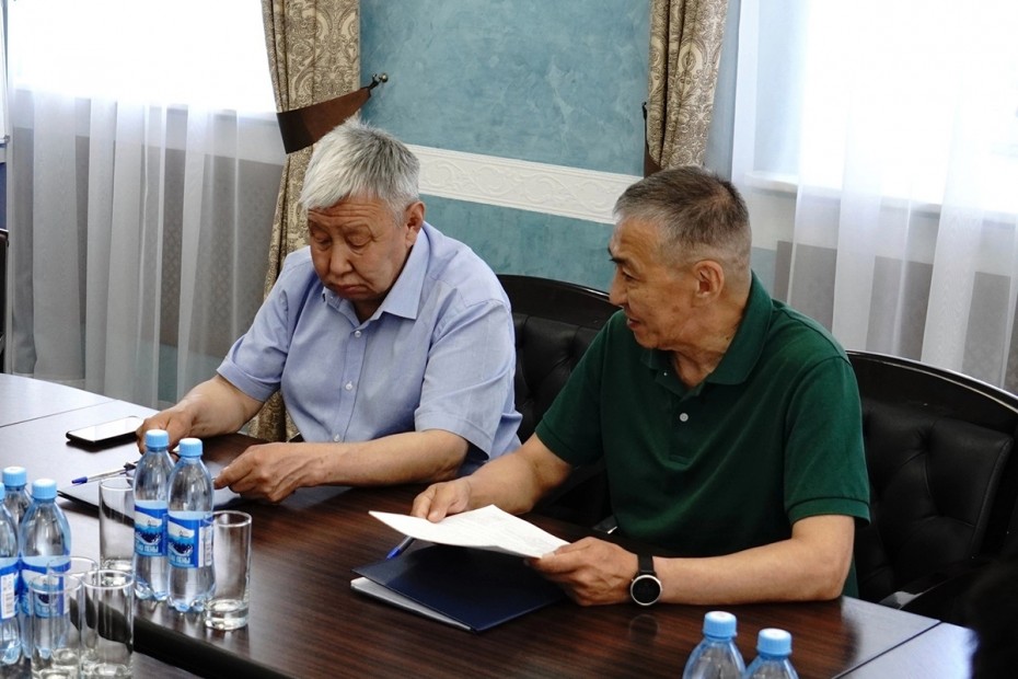 Кырджагасов подарил главе Намского улуса проект системы водоснабжения стоимостью 13 млн руб