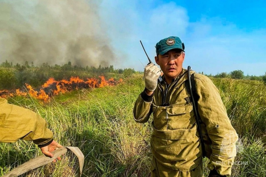 Десять лесных пожаров приблизились к населенным пунктам в Якутии