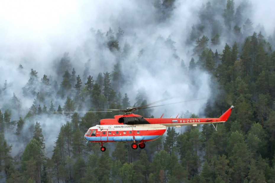 В Якутии вертолёт со спасателями не смог совершить посадку из-за задымленности