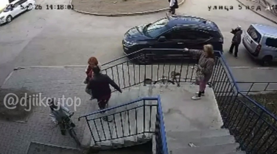 В Якутске мужчина с ножом напал на сожительницу средь бела дня: пострадавшая госпитализирована