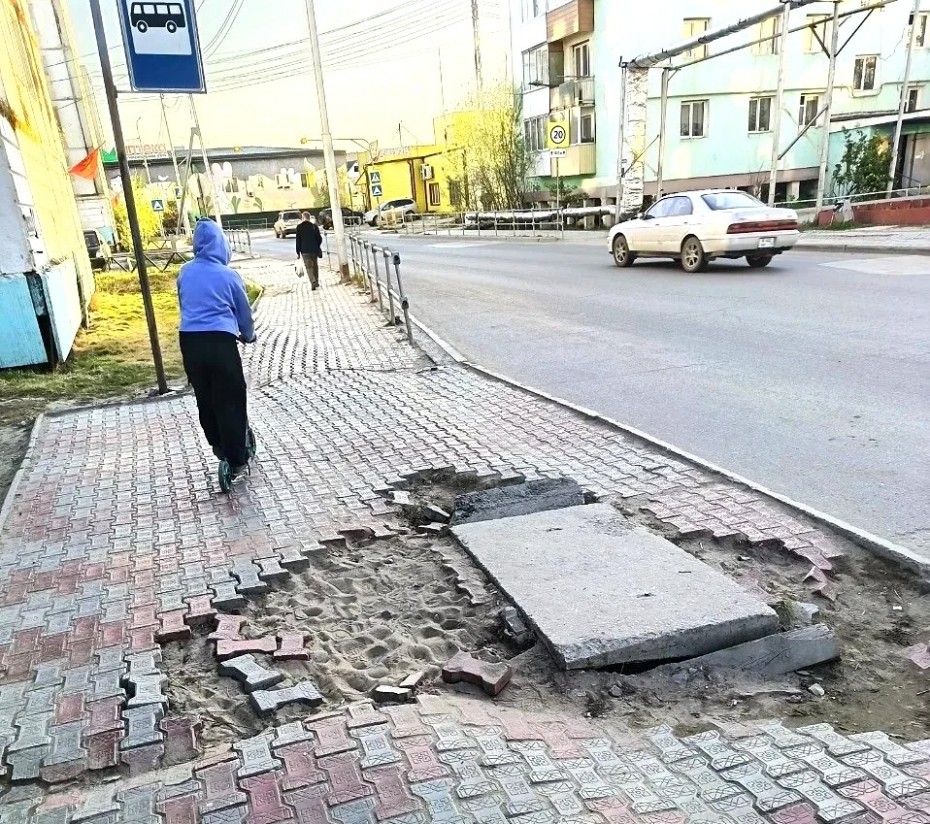 Читатели «ЯИ» возмущены состоянием тротуара по Можайского