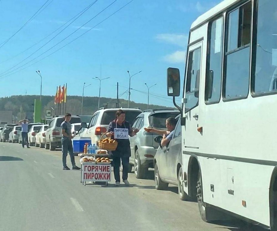Мэрия Якутска организовала туалеты и горячее питание для автомобилистов, стоящих в очереди за топливом